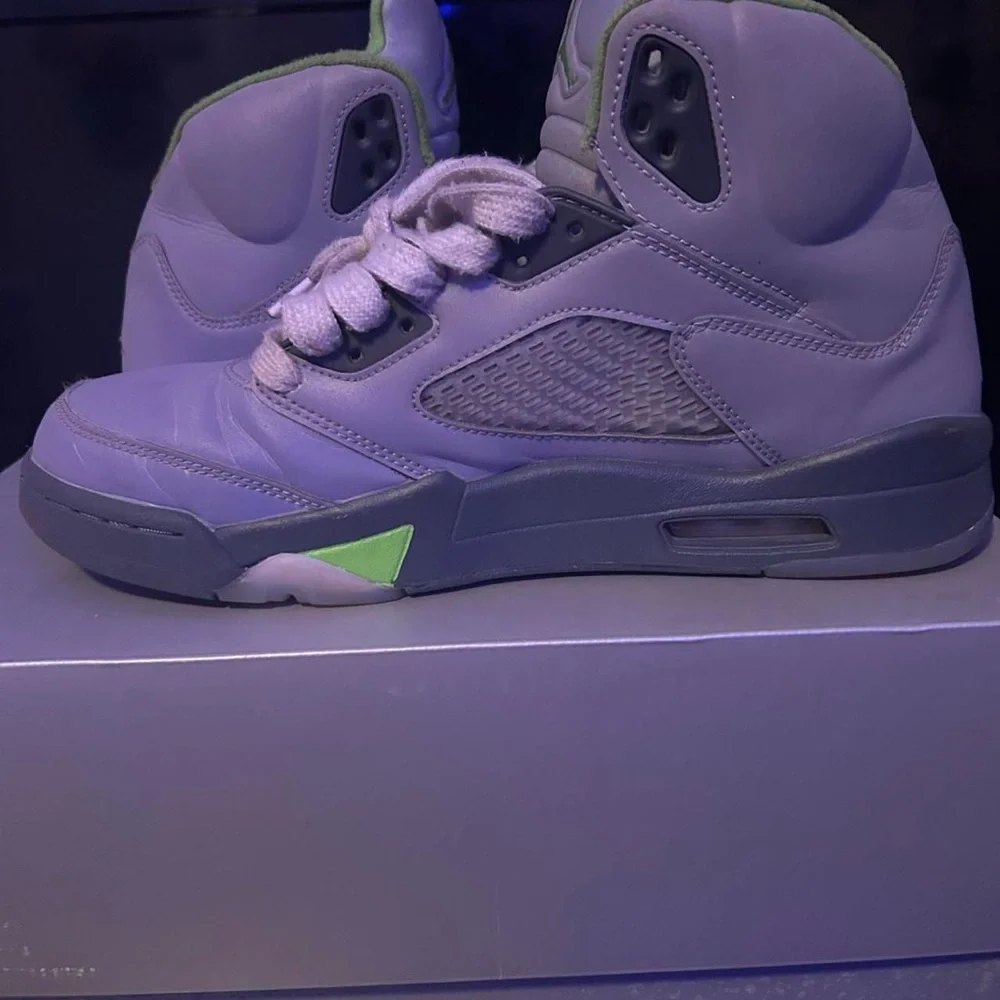 Stylish Gray and Green Sneakers - Picture 2 of 4